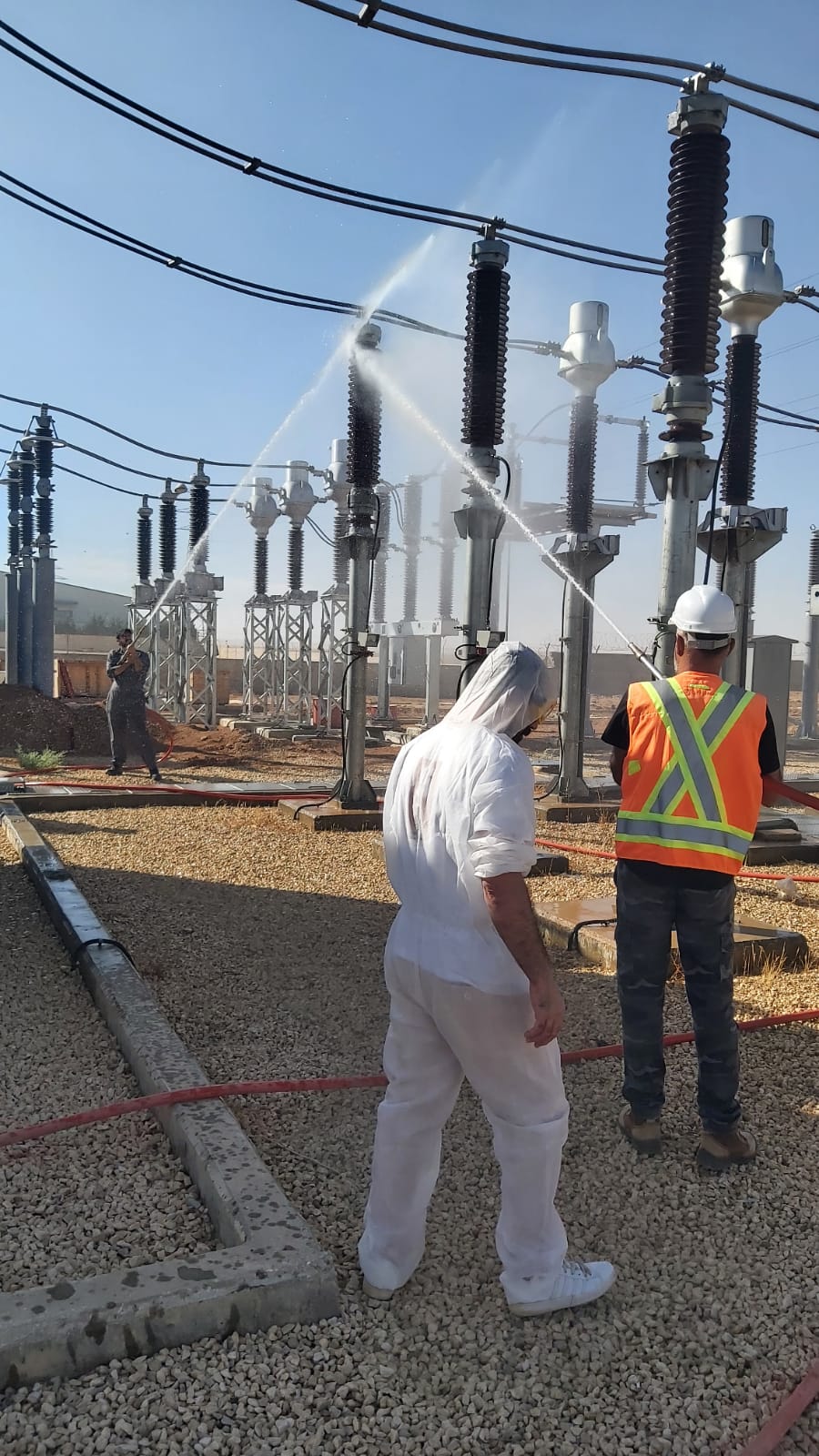 كوادر الكهرباء الوطنية: مستمرون في غسيل معدات محطات التحويل استعداداً لفصل الشتاء